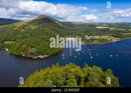 Luftaufnahme des Dorfes Balmaha und Conic Hill am Ufer des Loch Lomond in Loch Lomond und des Trossachs National Park, Schottland, Großbritannien Stockfoto