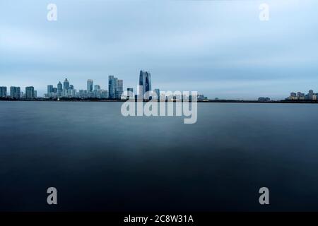Stadtlandschaft rund um den See. Foto in Suzhou, China. Stockfoto
