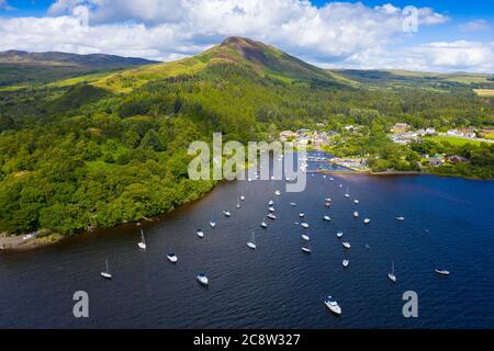 Luftaufnahme des Dorfes Balmaha und Conic Hill am Ufer des Loch Lomond in Loch Lomond und des Trossachs National Park, Schottland, Großbritannien Stockfoto