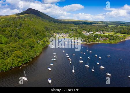 Luftaufnahme des Dorfes Balmaha und Conic Hill am Ufer des Loch Lomond in Loch Lomond und des Trossachs National Park, Schottland, Großbritannien Stockfoto