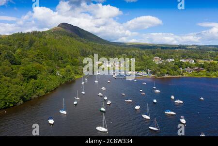 Luftaufnahme des Dorfes Balmaha und Conic Hill am Ufer des Loch Lomond in Loch Lomond und des Trossachs National Park, Schottland, Großbritannien Stockfoto