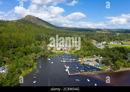 Luftaufnahme des Dorfes Balmaha und Conic Hill am Ufer des Loch Lomond in Loch Lomond und des Trossachs National Park, Schottland, Großbritannien Stockfoto