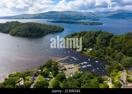 Luftaufnahme des Dorfes Balmaha am Ufer des Loch Lomond in Loch Lomond und des Trossachs National Park, Schottland, Großbritannien Stockfoto