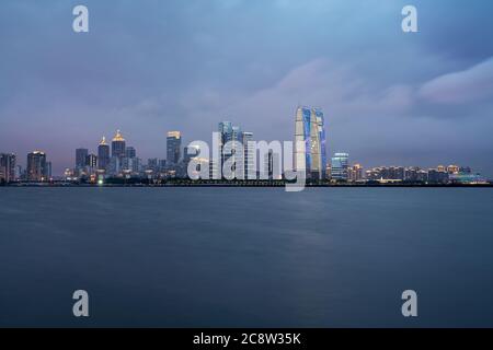 Stadtlandschaft rund um den See. Foto in Suzhou, China. Stockfoto