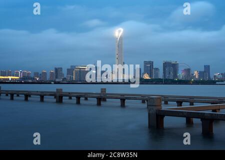 Stadtlandschaft rund um den See. Foto in Suzhou, China. Stockfoto