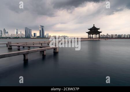 Stadtlandschaft rund um den See. Foto in Suzhou, China. Stockfoto