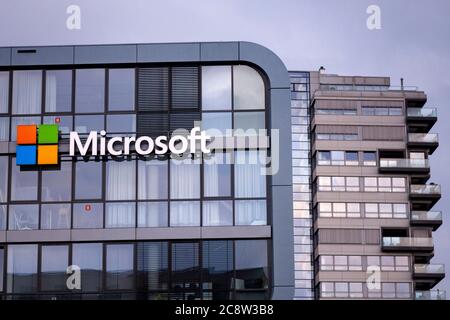 Köln, Deutschland. Juli 2020. Logo der Microsoft Corporation am Hauptsitz der Microsoft Deutschland GmbH in Rheinauhafen. Köln, 24. Juli 2020 Quelle: dpa/Alamy Live News Stockfoto