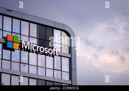 Köln, Deutschland. Juli 2020. Logo der Microsoft Corporation am Hauptsitz der Microsoft Deutschland GmbH in Rheinauhafen. Köln, 24. Juli 2020 Quelle: dpa/Alamy Live News Stockfoto