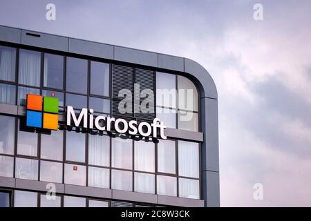 Köln, Deutschland. Juli 2020. Logo der Microsoft Corporation am Hauptsitz der Microsoft Deutschland GmbH in Rheinauhafen. Köln, 24. Juli 2020 Quelle: dpa/Alamy Live News Stockfoto