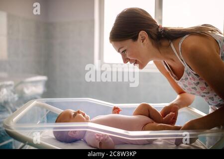 Porträt einer Mutter mit ihrem Neugeborenen baby