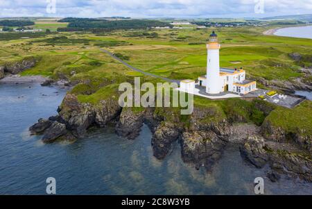 Luftaufnahme des Leuchtturms auf dem 9. Green auf dem Ailsa Golfplatz im Trump Turnberry Resort in Ayrshire, Schottland, Großbritannien Stockfoto