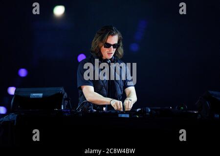 Köln, Deutschland. Juli 2020. Nils Rondhuis vom DJ-Team Yellow Claw in der Arena Jetzt! Konzert unter Coronaschutzmaßnahmen in der Lanxess Arena. Köln, 25. Juli 2020 Quelle: dpa/Alamy Live News Stockfoto