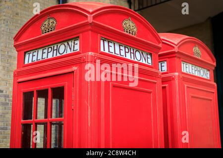 Rote Telefonzelle, ikonische britische Telefonzellen oder Telefonzellen in London, England, Großbritannien Stockfoto