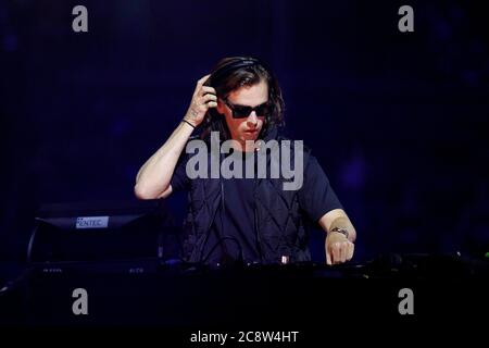 Köln, Deutschland. Juli 2020. Nils Rondhuis vom DJ-Team Yellow Claw in der Arena Jetzt! Konzert unter Coronaschutzmaßnahmen in der Lanxess Arena. Köln, 25. Juli 2020 Quelle: dpa/Alamy Live News Stockfoto