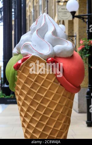 Riesiger dekorativer Eiskegel mit Schlagsahne, Werbedekor außerhalb der Eisdiele, London, England, Großbritannien Stockfoto