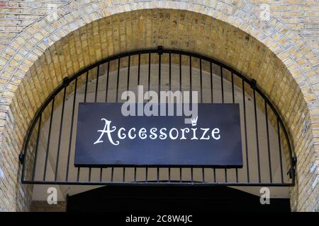 Accessorize Shop Kette Exterior und Branding Zeichen, Niederlassung in London, England, Großbritannien Stockfoto