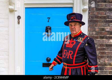 Yeoman Warder oder Beefeater Dave Bryan im Tower of London Nummer 7 Tower Green Haunted House, England, Großbritannien Stockfoto