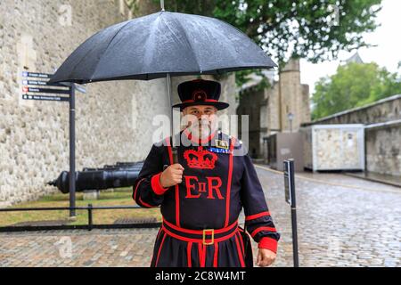 Ein Yeoman Warder auch bekannt als Beefeater am Tower of London, her Majesty's Royal Palace und Fortress The Tower of London, England, UK Stockfoto