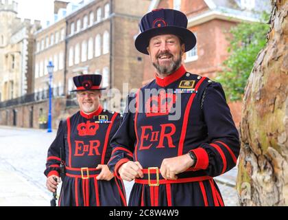 Yeoman Warders, auch bekannt als Beefeaters am Tower of London, her Majesty's Royal Palace und Fortress The Tower of London, England, Großbritannien Stockfoto