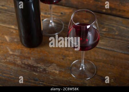 Weinprobe Erlebnis Weinbar. Rotweinglas und Sammlung von ausgezeichneten Weinen im Hintergrund. Stockfoto