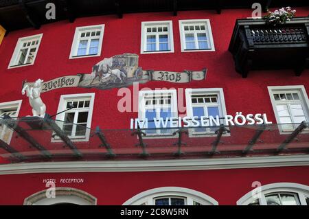 Der Ferienort Sankt Wolfgang im Salzkammergut ist einer der bekanntesten Ferienorte Österreichs. Blick auf die Fassade des berühmten Hotels 'im Weissen Rossl', aufgenommen am 10. August 2008. Foto: Uwe Gerig (c) dpa - Bericht zur weltweiten Nutzung Stockfoto