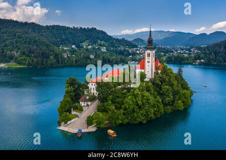 Der See von Bled, Slowenien - Luftbild des schönen Sees Bled (Blejsko Jezero) mit der Wallfahrtskirche Mariä Himmelfahrt der Maria auf einer kleinen Insel mit Stockfoto