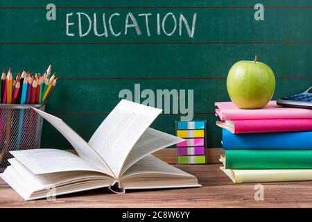 Bildungskonzept mit Büchern, Schulzubehör und Apfel Stockfoto