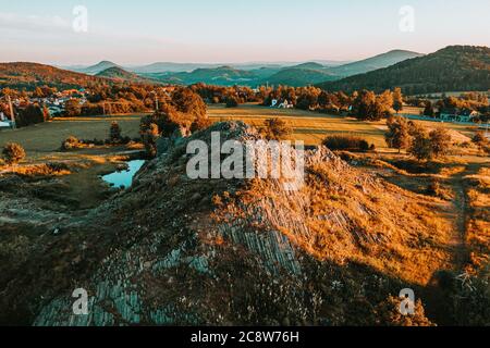 Panska skala ist ein Überbleibsel eines kleinen Basalthügels (597 m), der aus der Hochebene zwischen Kamenicky Senov und Prachen herausragt. Stockfoto