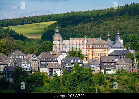 Bad Berleburg, im Bezirk Siegen-Wittgenstein, Rothaargebirge, Sauerland, Oberstadt, mit Schloss Berleburg, NRW, Deutschland, Stockfoto