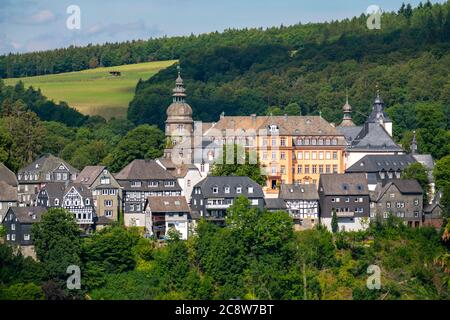 Bad Berleburg, im Bezirk Siegen-Wittgenstein, Rothaargebirge, Sauerland, Oberstadt, mit Schloss Berleburg, NRW, Deutschland, Stockfoto