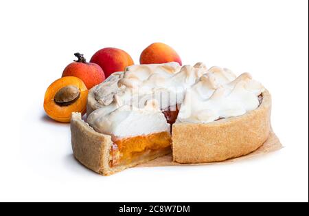 Leckere Meringuekuchen mit frischer Aprikose auf Holztisch Stockfoto