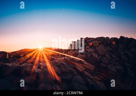 Panska skala ist ein Überbleibsel eines kleinen Basalthügels (597 m), der aus der Hochebene zwischen Kamenicky Senov und Prachen herausragt. Stockfoto