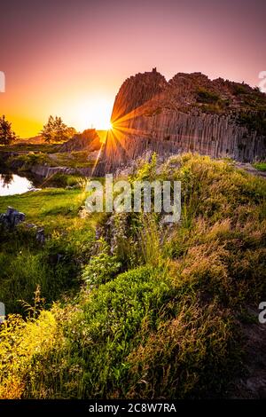 Panska skala ist ein Überbleibsel eines kleinen Basalthügels (597 m), der aus der Hochebene zwischen Kamenicky Senov und Prachen herausragt. Stockfoto