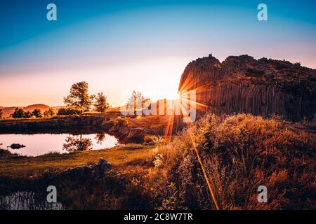 Panska skala ist ein Überbleibsel eines kleinen Basalthügels (597 m), der aus der Hochebene zwischen Kamenicky Senov und Prachen herausragt. Stockfoto