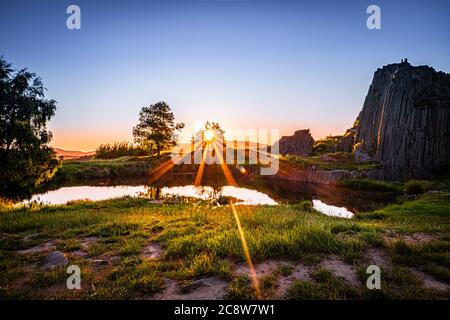 Panska skala ist ein Überbleibsel eines kleinen Basalthügels (597 m), der aus der Hochebene zwischen Kamenicky Senov und Prachen herausragt. Stockfoto