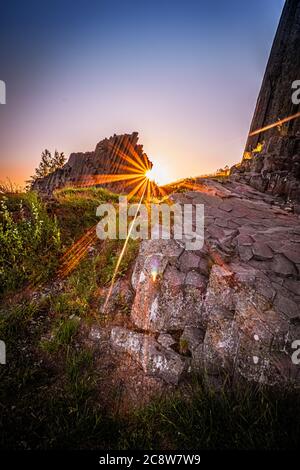 Panska skala ist ein Überbleibsel eines kleinen Basalthügels (597 m), der aus der Hochebene zwischen Kamenicky Senov und Prachen herausragt. Stockfoto