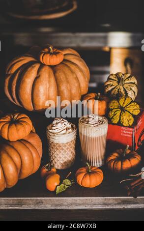 Kürbis Latte Kaffee Getränk mit Schlagsahne in Gläsern gekrönt Stockfoto