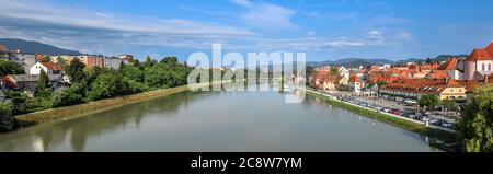 Maribor, Slowenien - 20. Mai 2018: Panorama der Stadt Maribor, Slowenien. Drau, Gebäude und Alp Berge von Maribor. Stockfoto