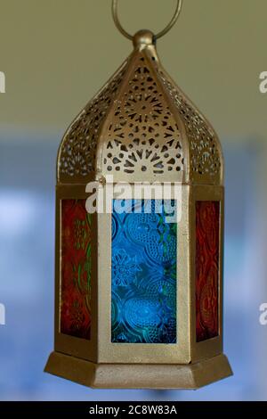 Ramadan Kareem Islamischer Nahost-Laternen mit Kopierraum. Selektiver Fokus. (Hochformat) Stockfoto