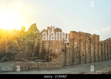 Tempel in der antiken römischen Stadt Gerasa, moderne Jerash, Jordanien.Alte Säulen von alten Gebäuden auf dem blauen Himmel. Alte römische Sehenswürdigkeiten in der Stockfoto