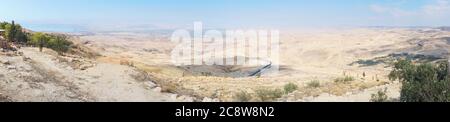 Blick vom Gipfel des Mount Nebo auf das jordanische Wüstental. Wüstenland rund um das Tote Meer. Panoramablick Stockfoto