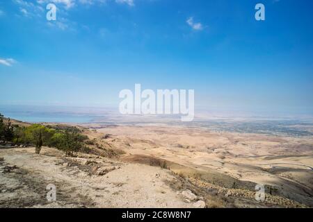 Blick vom Berg Nebo bis ins Tal. Ort von Moses Grab, bis zum Tal. Typische Landschaft zwischen Israel und Jordanien, Naher Osten. Stockfoto