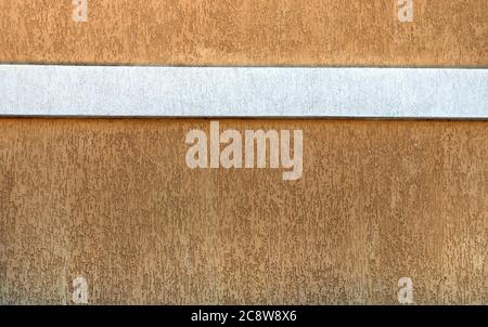 Grunge Hintergrund mit dekorativen Stuck Wand Textur der braunen Farbe mit Rand der weißen Farbe. Horizontales oder vertikales Banner mit Stuckstruktur. Stockfoto