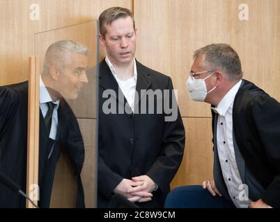 27. Juli 2020, Hessen, Frankfurt/Main: Der Hauptangeklagte im Mordfall Lübcke, Stephan Ernst (M), spricht mit seinen Anwälten Mustafa Kaplan (L) und Frank Henning vor dem Oberlandesgericht. Ernst soll vor einem Jahr auf seiner Terrasse den nordhessischen Landrat Lübcke erschossen haben, weil der CDU-Politiker für Flüchtlinge geworben habe. Foto: Thomas Kienzle/AFP-Pool/dpa Stockfoto