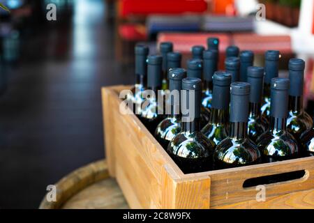 Eine Holzkiste mit Weinflaschen gefüllt. Bankfeier in einem Open-Air-Restaurant. Stockfoto