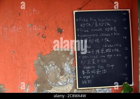 Ein Menü auf Chinesisch und Englisch stellt die orientalische Küche auf einer Tafel im historischen Malacca, Malaysia, dar Stockfoto