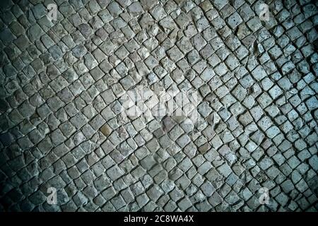 Steinhintergrund. Pfad besteht aus einem Steinmosaik. Die Textur des Steins, Draufsicht Stockfoto