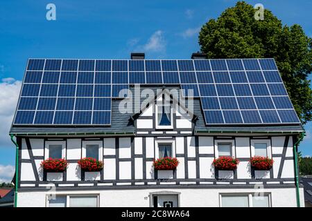 Fachwerkhaus mit Solardach, Solarmodule auf dem Schrägdach, bei Bad Berleburg, NRW, Deutschland, Stockfoto