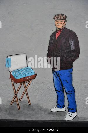 Kunstwerk an der Seite eines Gebäudes in der Durnford Street, Ashton, Bristol, zeigt Del Boy Trotter aus der BBC Comedy-Serie Only Fools an Horses, zeigt ihn, wie er Gesichtsmasken aus einem Koffer verkauft. Die Graffiti liegt in der Nähe des Ortes, an dem die Außenaufnahmen des Nelson Mandela House, wo die Trotter in Peckham lebten, stattfanden. Stockfoto