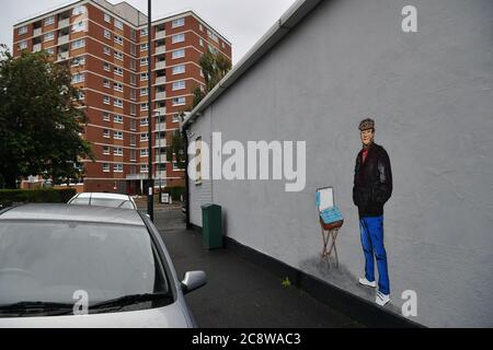 Kunstwerk an der Seite eines Gebäudes in der Durnford Street, Ashton, Bristol, zeigt Del Boy Trotter aus der BBC Comedy-Serie Only Fools an Horses, zeigt ihn, wie er Gesichtsmasken aus einem Koffer verkauft. Die Graffiti liegt in der Nähe des Ortes, an dem die Außenaufnahmen des Nelson Mandela House, wo die Trotter in Peckham lebten, stattfanden. Stockfoto